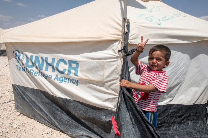 Bild av pojke vid tält från UNHCR. Källa: http://www.mynewsdesk.com/se/sverigeforunhcr/images/pojke-paa-flykt-fraan-syrien-i-familjetaelt-366721